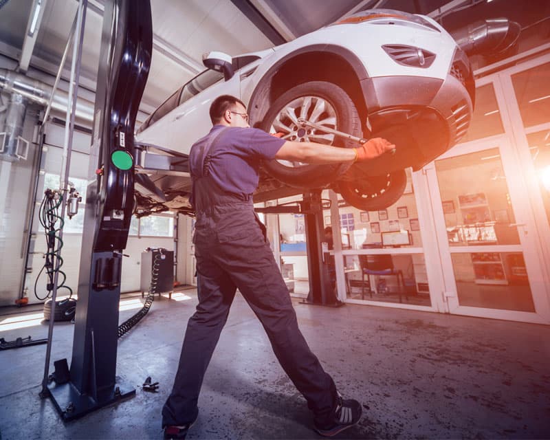 Taller de mecánica rápida y neumáticos en Santiago